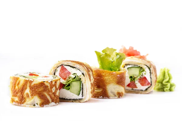 Rollo de sushi girado sobre un fondo blanco. Comida japonesa de sushi en un restaurante. Menú de restaurante japonés. Rollo en tortilla aislada . — Foto de Stock