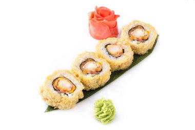 Lezzetli taze sıcak suşi Roll sosis ve peynir ile kızarmış. Sushi menüsü. Japon yemekleri. İzole üzerinde beyaz arka plan suşi rulo.