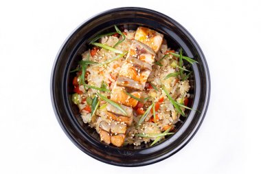 Japon yemekleri. Pirinç sebze ve siyah bir kabın içinde kızarmış som balığı. Beyaz arka plan üzerinde izole Japon yiyecek çanak.