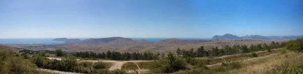 Blick auf die Berge und das Meer im Sommer. — Stockfoto