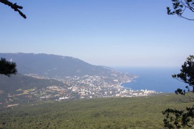 Dağlar ve deniz Kırım Yarımadası'nın açılış muhteşem manzarası.