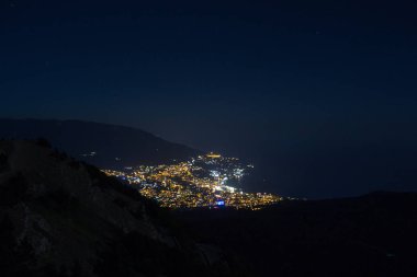 Mount Ai-Petri Yarımadası Crimea gece şehir manzarası.