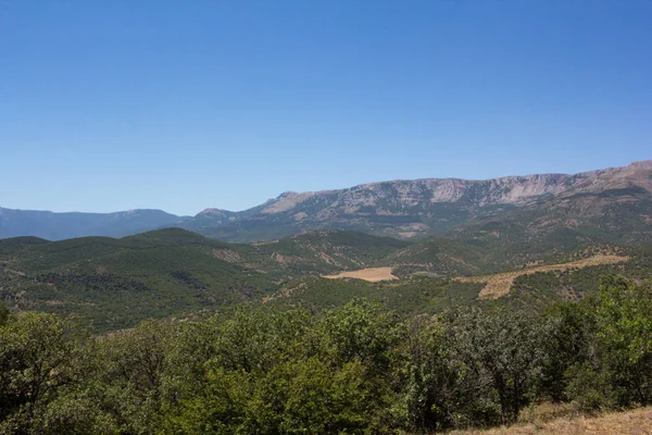 Berglandschap op een duidelijke zomerdag op het schiereiland van de Krim. — Stockfoto