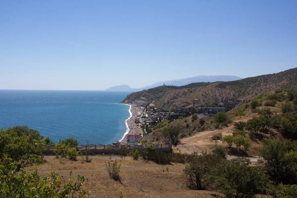 Чудовий вид на гори і море півострова Крим. — стокове фото