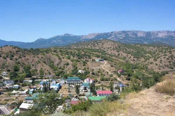 Великолепный вид на горы и дома полуострова Крым . — стоковое фото