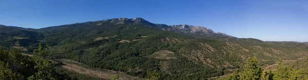 Herrlicher Blick auf die Berge der Halbinsel Krim an einem Sommertag. — Stockfoto