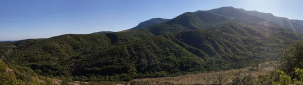 Herrlicher Blick auf die Berge der Halbinsel Krim an einem wolkenlosen Sommertag in der Sonne. — Stockfoto