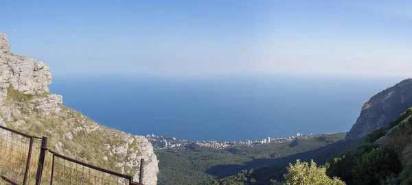 Herrlicher Panoramablick auf die Berge und das Meer der Halbinsel Krim. — Stockfoto