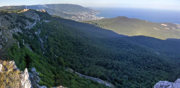 Schöne Aussicht auf das Meer vom Berg ai-petri auf der Krim. — Stockfoto