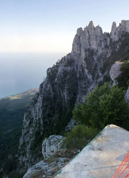Vistas deslumbrantes da península da montanha Ai-Petri Crimeia . — Fotografia de Stock