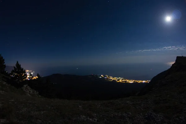 Auf der Spitze der Halbinsel Ai-Petri auf der Krim und ein herrlicher Blick auf die nächtliche Stadt. — Stockfoto