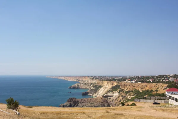 Atemberaubende Aussicht auf die Stadt und die Küste der Halbinsel Krim. — Stockfoto