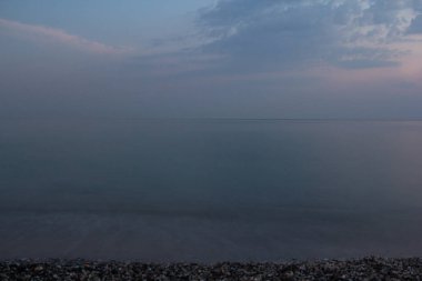 Akşam sakin deniz manzarası.