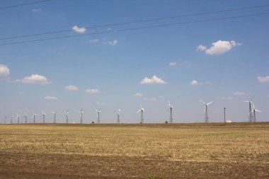 Yel değirmenleri tarafından ayarla ıssız bozkır, çarpıcı bir görünüm.