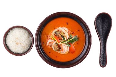Tay gıda Tom Yum Gong. İzole beyaz arka plan üzerinde siyah bir kase çorba.