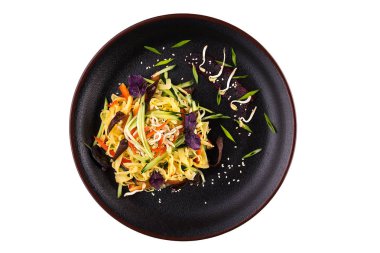 Füme tavuk ve taze salatalık parçaları ile pirinç noodle. İzole çanak.