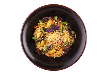 Et ve sebze teriyaki altında yumurta noodles izole üzerinde beyaz arka plan sosu. Siyah bir tabak yumurta şehriye.