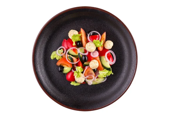 Ensalada sabrosa con calamares, verduras y naranja, aderezada con salsa en un plato negro. Ensalada en un plato aislado sobre fondo blanco. Ensalada de mariscos . — Foto de Stock