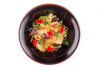 Yumurta noodle ile tavuk ve sebze teriyaki sosu, beyaz arka plan üzerinde izole altında. Siyah bir tabak yumurta şehriye.