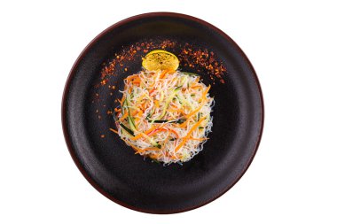 Lezzetli salata fachoza siyah bir plaka üzerinde. Beyaz bir arka plan üzerinde izole bir tabak salata.