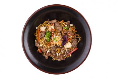 Sığır eti ve sebze teriyaki sosu, beyaz arka plan üzerinde izole altında yumurta noodles.