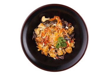 Buğday noodle mantar ve sebze altında teriyaki sos, beyaz arka plan üzerinde izole.