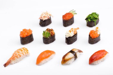 Beyaz bir arka plan üzerinde farklı türde suşi. Aralığı.