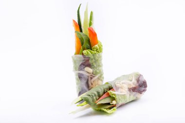 Taze iştah açıcı sebze ile beyaz bir arka plan üzerinde Çin böreği. Vejetaryen.