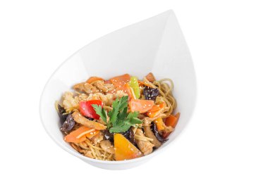 Et ve sebze teriyaki altında yumurta noodles izole üzerinde beyaz arka plan sosu. Beyaz bir tabak yumurta şehriye.