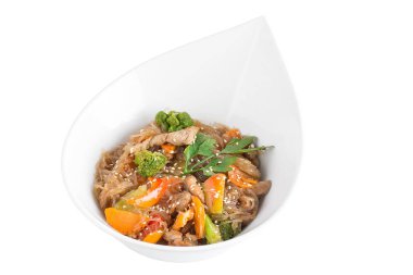 Pirinç Noodle ile et ve sebze teriyaki altında izole üzerinde beyaz arka plan sosu. Beyaz bir tabak içinde pirinç noodle.