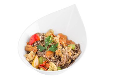 İzole üzerinde beyaz arka plan buğday noodle ile tavuk ve sebze ile teriyaki sos. Beyaz bir tabak içinde buğday noodle.