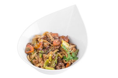 İzole üzerinde beyaz arka plan buğday noodle ile et ve sebze altında teriyaki sosu. Beyaz bir tabak içinde buğday noodle.