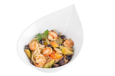 Deniz ürünleri, mantar ve sebze teriyaki altında buğday noodle izole üzerinde beyaz arka plan sosu. Beyaz bir tabak içinde buğday noodle.
