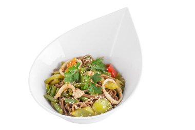 Buğday noodle ile deniz ürünleri ve sebze teriyaki sosu altında beyaz bir arka plan üzerinde yalıtılır. Beyaz bir tabak içinde buğday noodle.