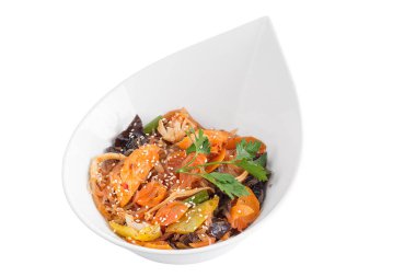 Pirinç Noodle deniz ürünleri, mantar ve sebze teriyaki sosu altında beyaz bir arka plan üzerinde yalıtılır. Beyaz bir tabak içinde pirinç noodle.