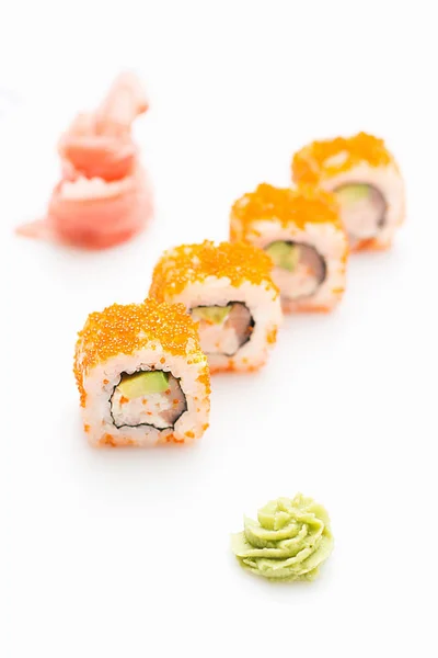 Sushi rullar med avokado räkor och Philadelphia ost. Isolerade. Sushi rulle på vit bakgrund. — Stockfoto