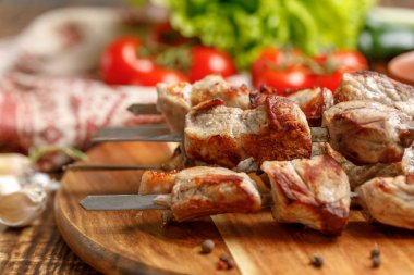 Domuz eti şiş üzerinde gelen sulu kebap.