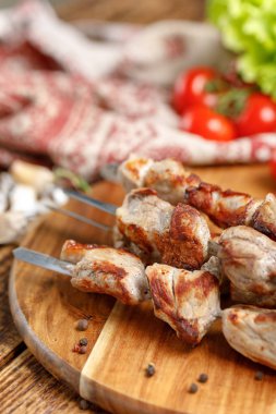 Domuz şiş kebap şişleri taze sebze ile üzerinde.