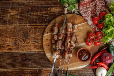 Şiş kebap ahşap bir gemide ortaya koydu. İştah açıcı et bir açık ateş üzerinde pişmiş. Metniniz için yer.