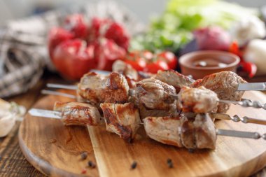 Şiş kebap domuz dan. İştah açıcı et bir açık ateş ve taze sebze pişmiş. Rustik.