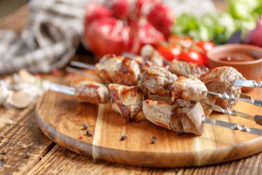 Domuz eti ve olgun nar yakın çekim iştah açıcı şiş kebap. Sulu et bir açık ateş üzerinde pişmiş. Rustik.