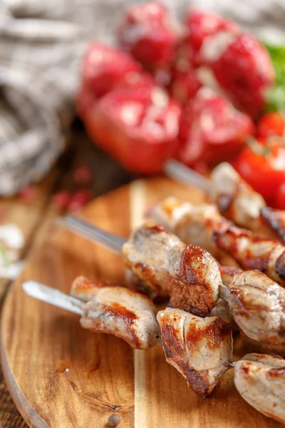 Şiş kebap domuz closeup üzerinden. Sulu et açık ateş ve olgun nar pişmiş. Rustik.
