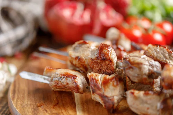 Szaszłyk z wieprzowiny zbliżenie. Soczyste apetyczne mięso gotowane na otwartym ogniu. Rustykalne. — Zdjęcie stockowe