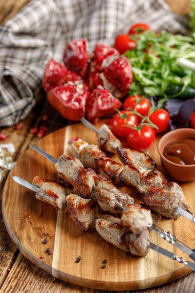 Şiş kebap şişleri yakın çekim üzerinde. Sulu iştah açıcı et bir açık ateş üzerinde pişmiş. Rustik.