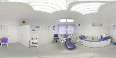 Modern bir Avrupa Diş Kliniği 'nin panoramik görüntüsü. Modern ekipmanlar. Diş muayenehanesinde küresel yansıma. Parlak renkler.
