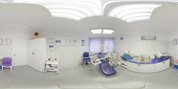 Vista panorámica de un interior moderno Clínica Dental Europea. Equipamiento moderno. Proyección esférica dentro del consultorio dental. Tonos brillantes . — Foto de Stock