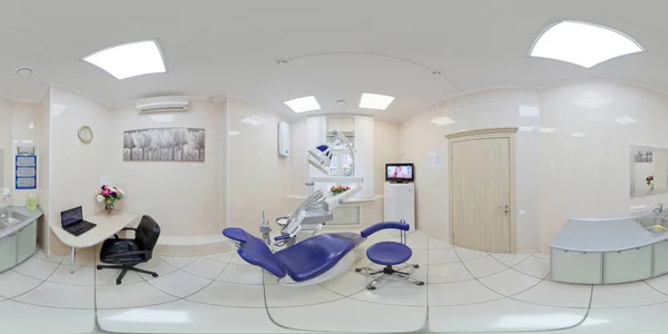 Modern bir Avrupa Diş Kliniği 'nin panoramik görüntüsü. Modern ekipmanlar. Diş muayenehanesinde küresel yansıma. Parlak renkler.