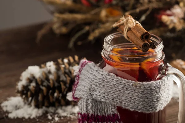 带有橙子和香料的圣诞覆酒在木制背景下的香味饮料。 有选择的重点。 复制空间 — 图库照片