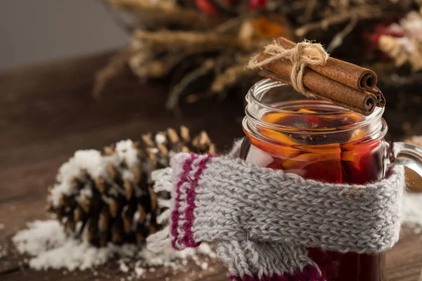 带有橙子和香料的圣诞覆酒在木制背景下的香味饮料。 有选择的重点。 复制空间 — 图库照片