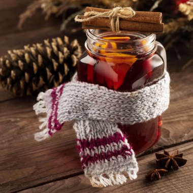 İki bardak portakal ve baharatlı yılbaşı şarabı. 